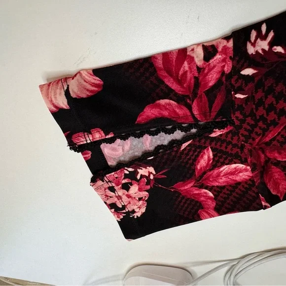 Susan Graver Medium Floral Liquid Knot Top Slit Detail Sleeve - Picture 2 of 6